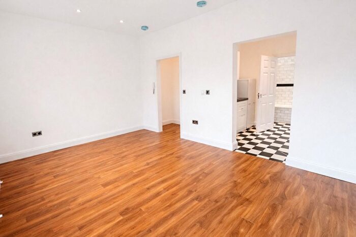 Studio To Rent In Avondale Road, London, N15