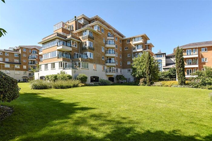 2 Bedroom Flat For Sale In Strand Drive, Surrey, TW9