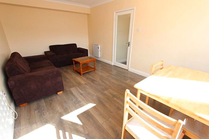 2 Bedroom Flat To Rent In Friern Park, London, N12
