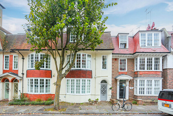 2 Bedroom Flat To Rent In Rochester Gardens, Hove, East Sussex, BN3