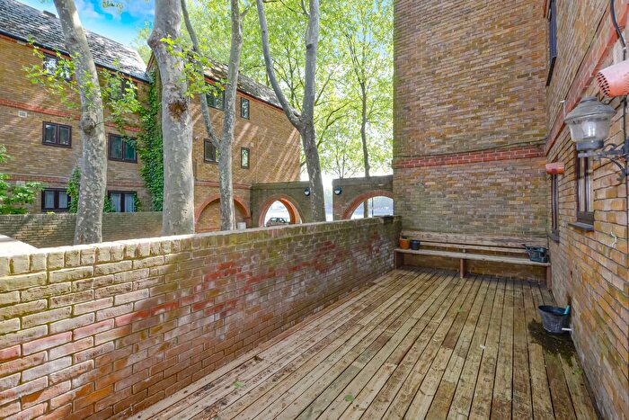 1 Bedroom Flat To Rent In Brunswick Quay, Canada Water, SE16