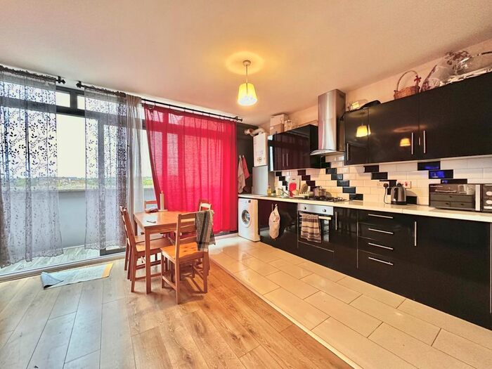 3 Bedroom Flat To Rent In Caxton Road, London, SW19