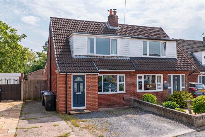 3 Bedroom Semi-Detached House For Sale In Leyland Lane, Leyland, PR25