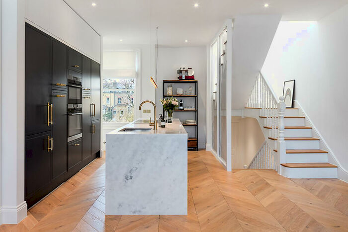 3 Bedroom Flat To Rent In Montholme Road, Battersea, London, SW11