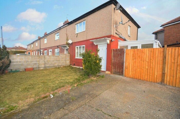 3 Bedroom End Of Terrace House To Rent In Beechwood Road, Slough, Berkshire, SL2