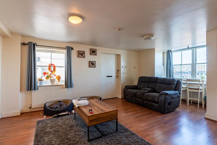 2 Bedroom Flat For Sale In Lansdowne Square, Northfleet, Gravesend, Kent, DA11