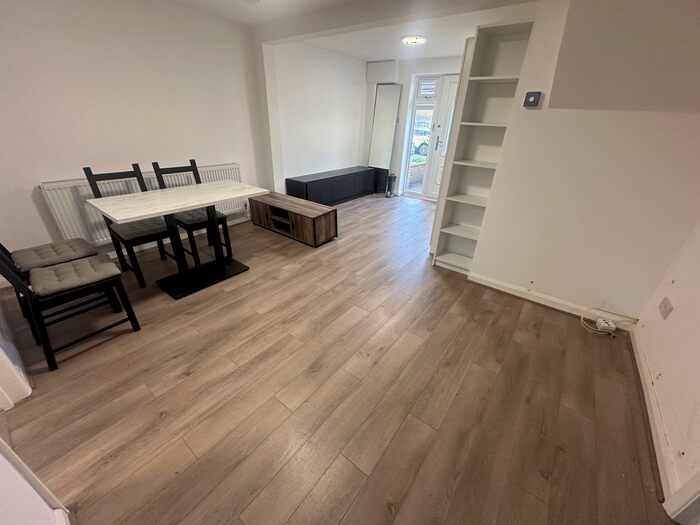 2 Bedroom Flat To Rent In Boundary Close, Southall, Greater London, UB2