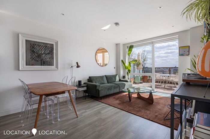 1 Bedroom Flat For Sale In Warburton Road, Matcham Buildings, E8