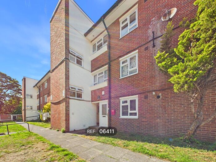 3 Bedroom Apartment To Rent In Selsfield Drive, Brighton, East Sussex, BN2