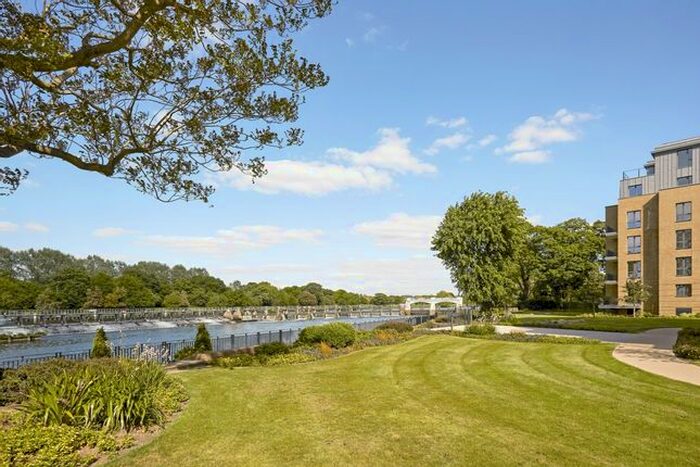 2 Bedroom Flat To Rent In Pinewood Gardens, Teddington, TW11