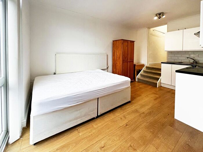 Flat To Rent In Manstone Road, Kilburn, NW2
