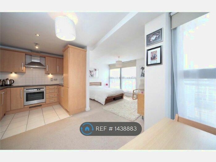 Studio To Rent In Gateway House, London, SW12