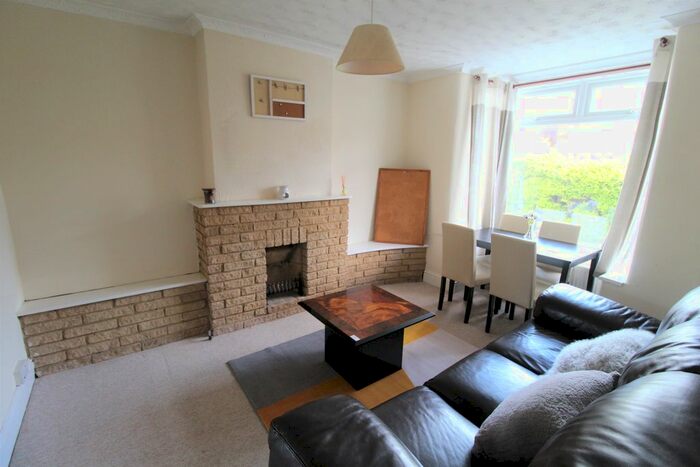 4 Bedroom Detached House To Rent In Deerbarn Road, Guildford, GU2