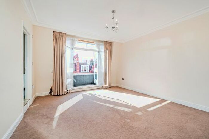 3 Bedroom Flat To Rent In Oakwood Court, London, W14