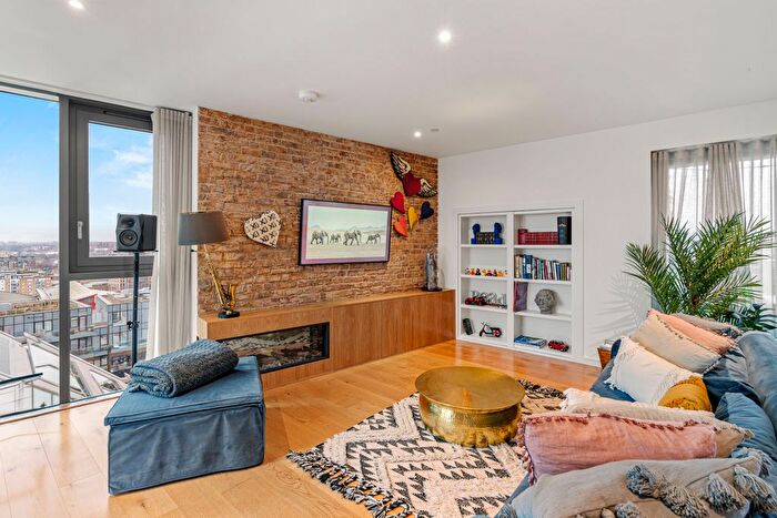 3 Bedroom Flat For Sale In Eastfields Avenue, London, SW18