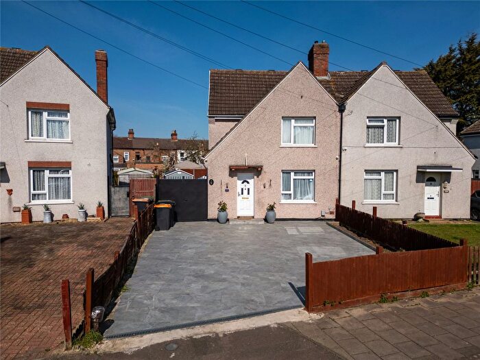 3 Bedroom Semi Detached House For Sale In Hockliffe Road, Bedford, Bedfordshire, MK42