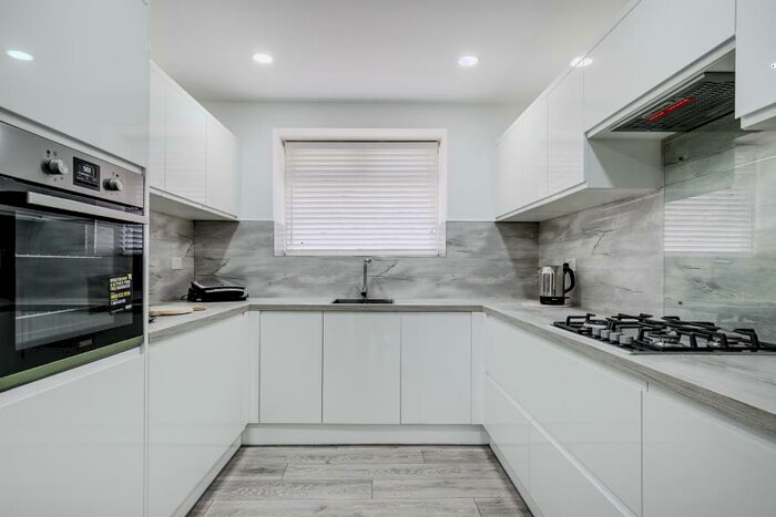 2 Bedroom Flat To Rent In Chessington Court, Charter Way, Finchley, N3