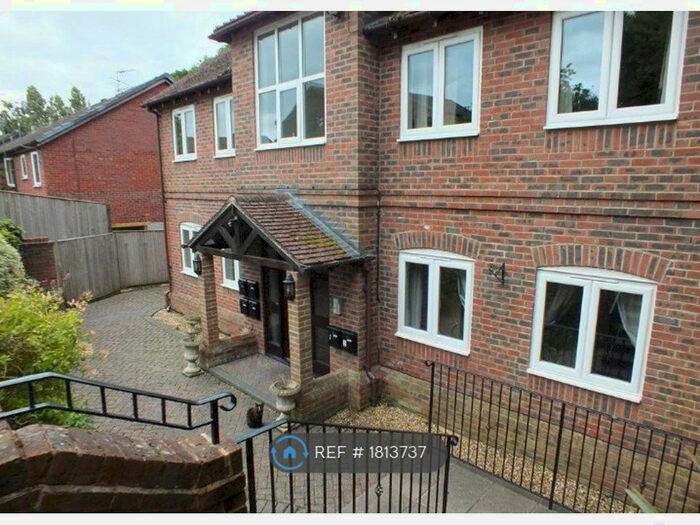 2 Bedroom Flat To Rent In Bayleaf Court, Reading, RG7