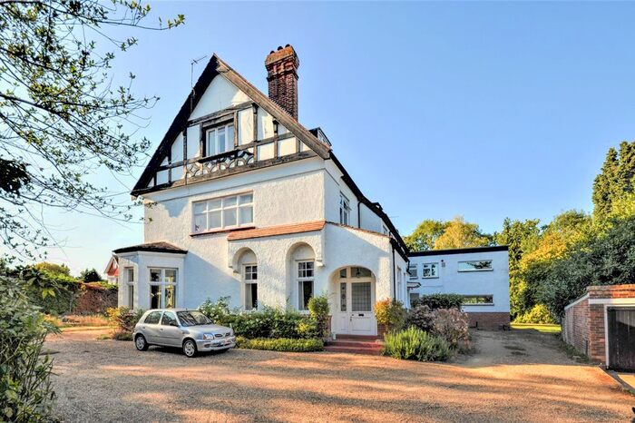 2 Bedroom Flat To Rent In Milbourne Lane, Esher, Surrey, KT10