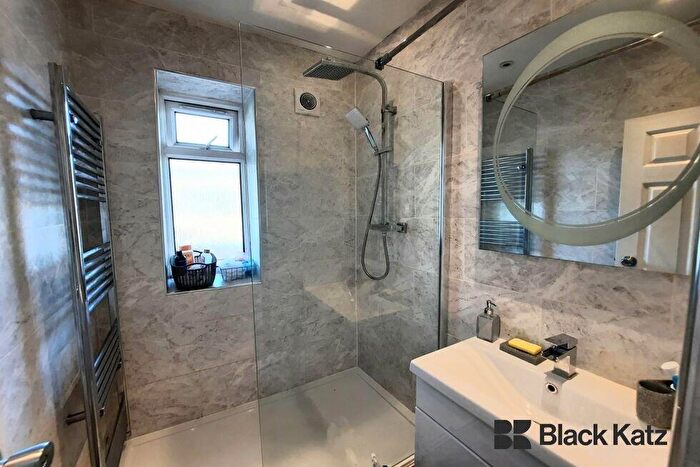 3 Bedroom Flat To Rent In Congreve Street, Elephant And Castle / Borough, SE17