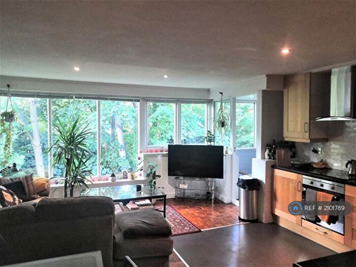 2 Bedroom Flat To Rent In Shaw Lane, Leeds, LS6