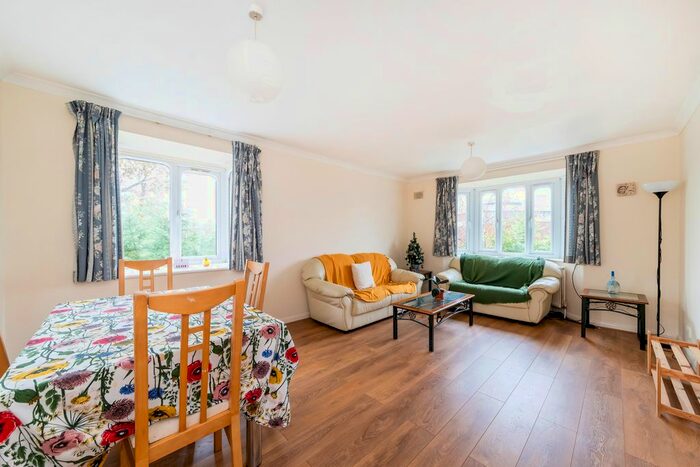 2 Bedroom Flat To Rent In Queens Drive, London, W3