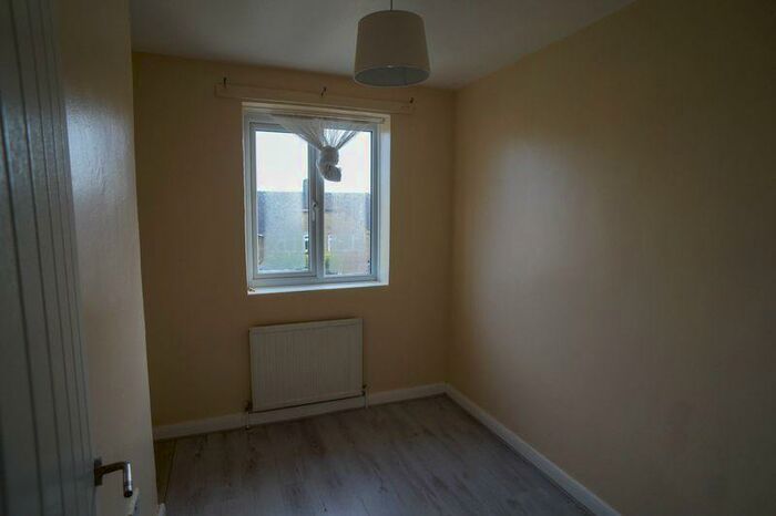 4 Bedroom Semi-Detached House To Rent In North Avenue, Canvey Island, SS8