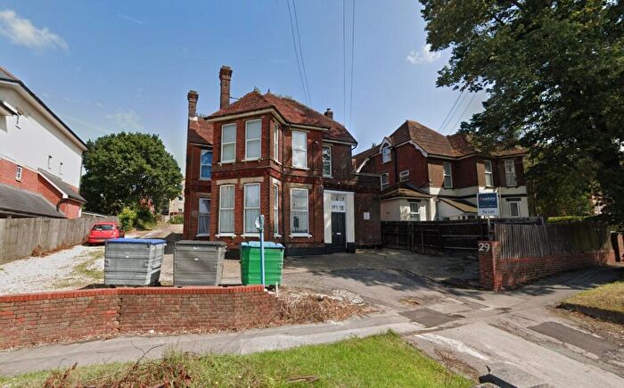 Flat To Rent In Cobden Avenue, SO18