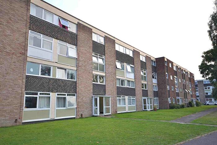 2 Bedroom Flat To Rent In Trafalgar Drive, Walton-On-Thames, KT12