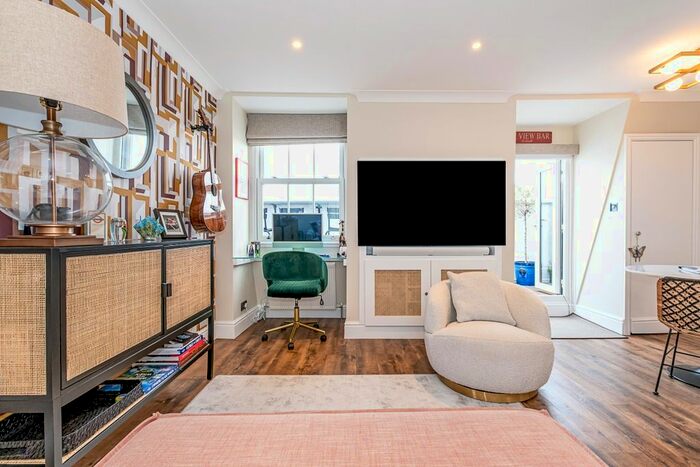 1 Bedroom Flat To Rent In St. Georges Drive, London, SW1V