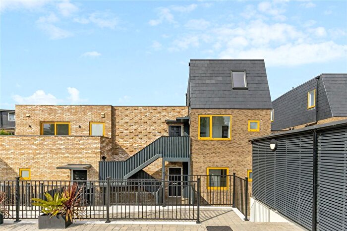 2 Bedroom Flat For Sale In Garratt Lane, SW17