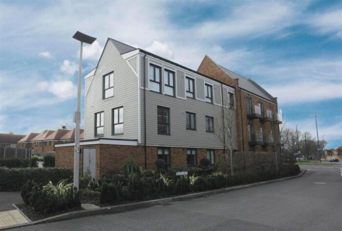 2 Bedroom Flat For Sale In Pilots View, Chatham, ME4