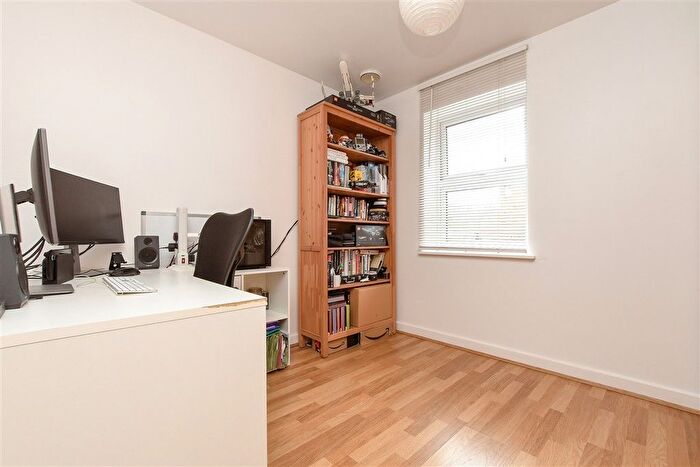 2 Bedroom Flat For Sale In Croydon Road, Caterham, Surrey, CR3