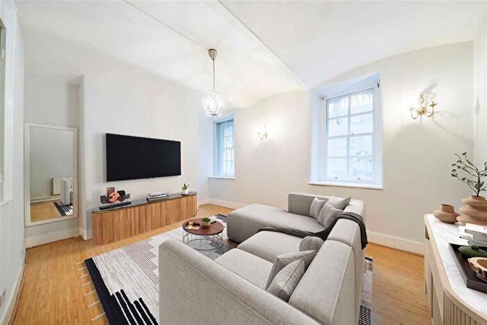 3 Bedroom Flat To Rent In Kensington Gore, London, SW7