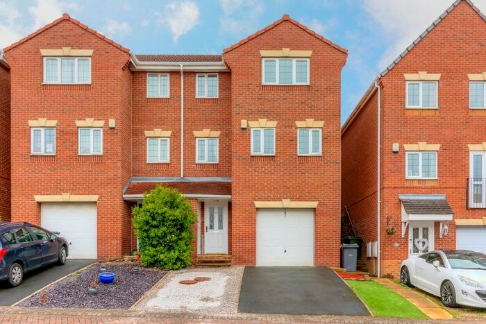 3 Bedroom Semi-Detached House To Rent In Foxen Croft, Barnsley, S71