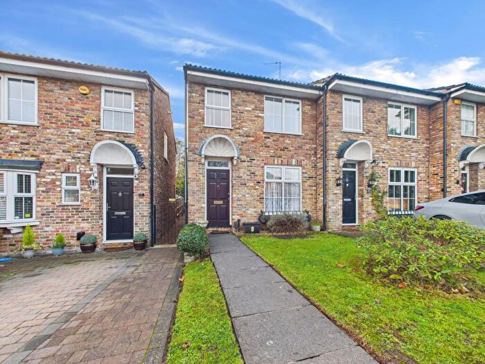 3 Bedroom End Of Terrace House For Sale In Holmsdale Close, Iver, Buckinghamshire, SL0