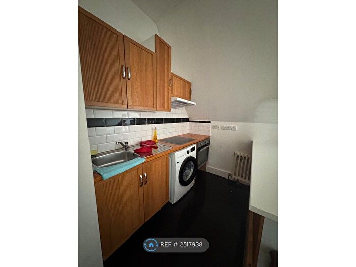 1 Bedroom Flat To Rent In Baldry Gardens, London, SW16