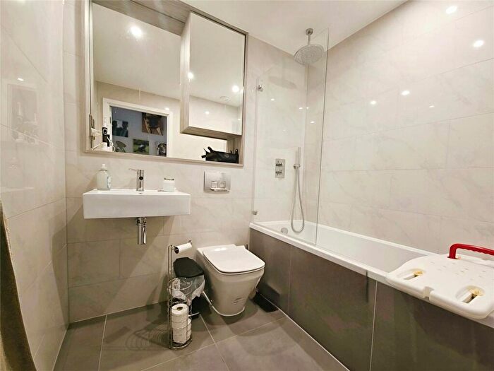 2 Bedroom Apartment For Sale In Wokingham Road, Bracknell, Berkshire, RG42