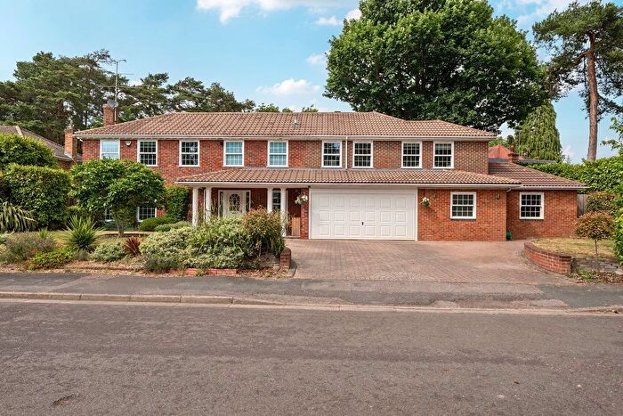 6 Bedroom Detached House For Sale In Yeomans Way, Camberley, GU15