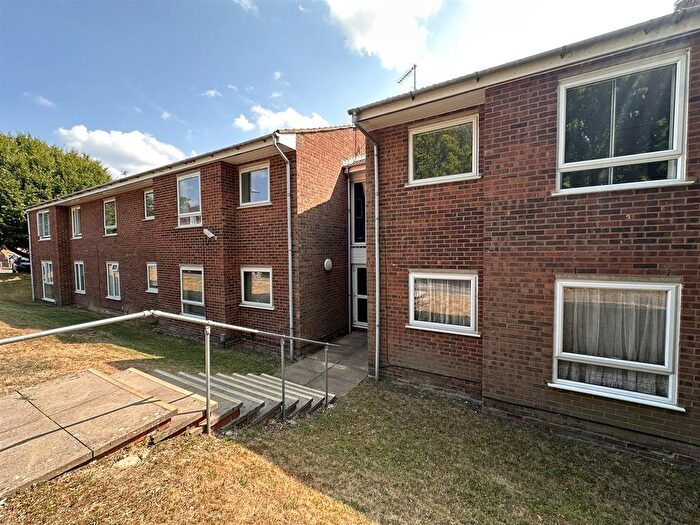 2 Bedroom Flat For Sale In Chiltern Park Avenue, Berkhamsted, HP4