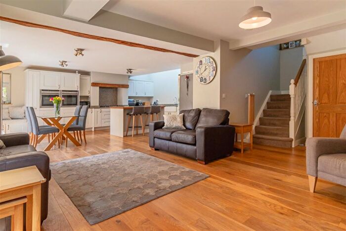 5 Bedroom Detached House For Sale In Vicarage Road, Napton, Southam, CV47