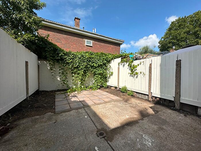 2 Bedroom Cottage To Rent In Portland Street, Walworth Village, London, SE17