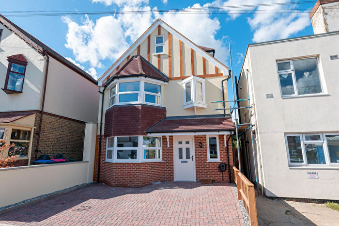 3 Bedroom Detached House For Sale In Rockleigh Avenue, Leigh-on-sea, SS9
