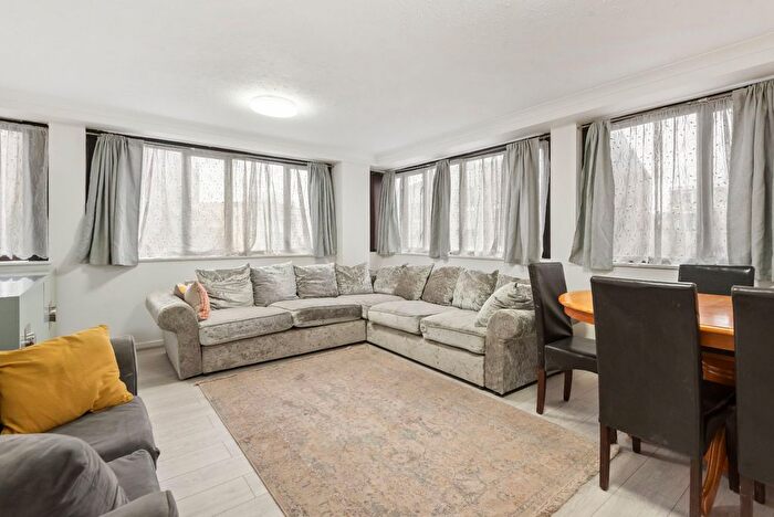 3 Bedroom Flat To Rent In Earls Court Road, Earls Court, SW5