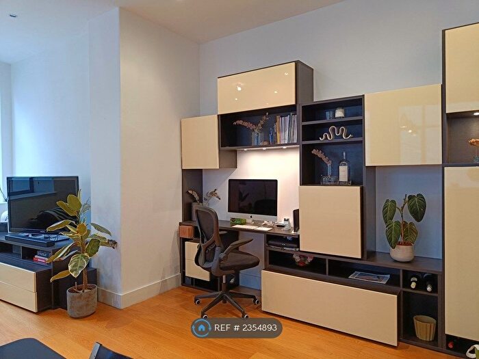 2 Bedroom Flat To Rent In Da Vinci House, London, EC1N