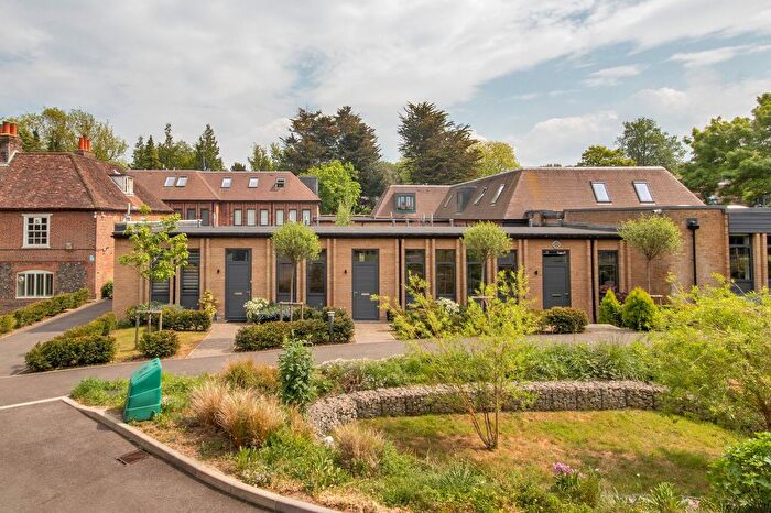 2 Bedroom Flat For Sale In North Ash Road, New Ash Green, Kent, DA3