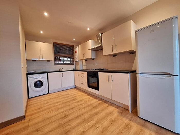 3 Bedroom Flat To Rent In Red Lion Square, Wandsworth High Street, London, SW18