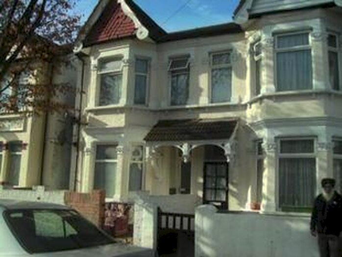 4 Bedroom Semi-Detached House To Rent In Oswald Road, Southall, UB1