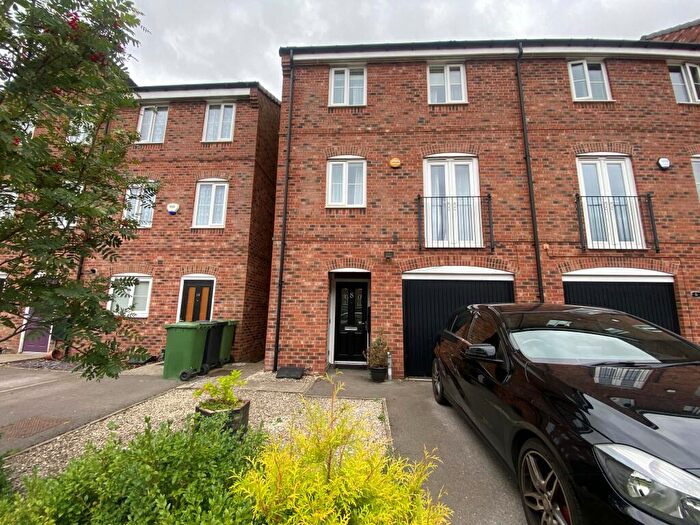 3 Bedroom House To Rent In Hutton Close, Thornbury, Bradford, BD3