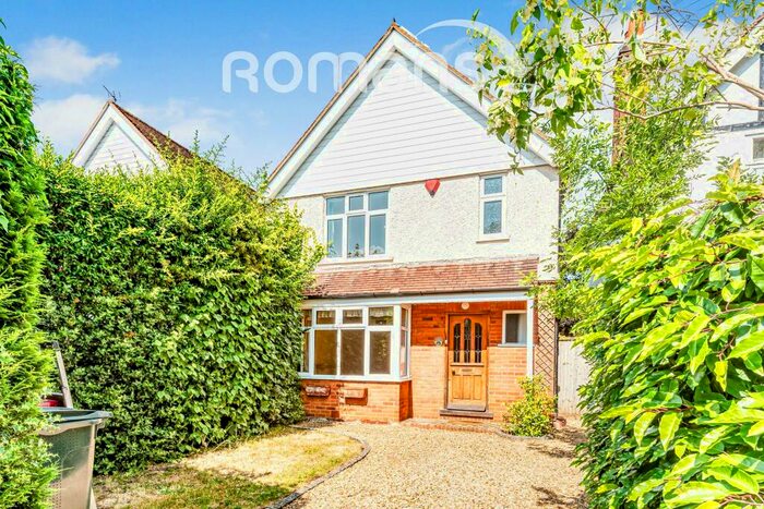 3 Bedroom Detached House To Rent In Conisboro Avenue, Caversham, RG4